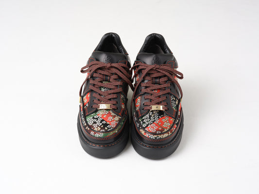 Design da cerejeira chorona em flor na montanha distante