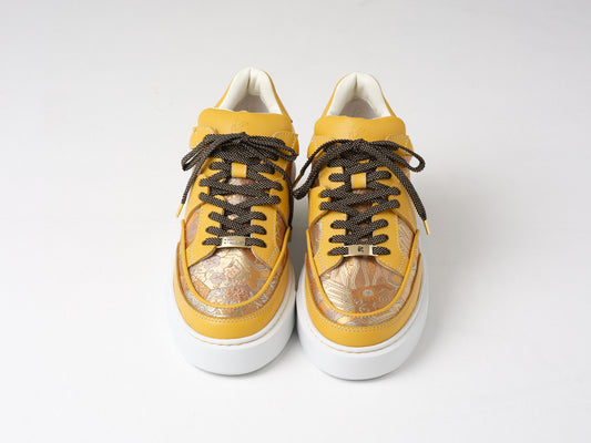 Coleção sobre peças de tecido de figurino de Noh