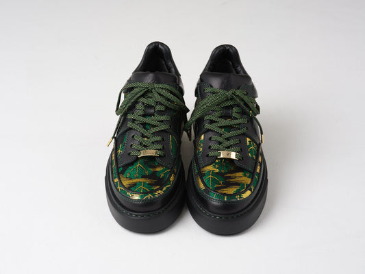 Brocado dorado con hojas de pino joven